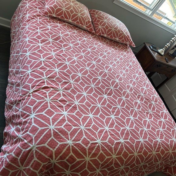 Trina Turk Queen bedspread with two standard pillow shams and one matching sheet - Picture 4 of 9